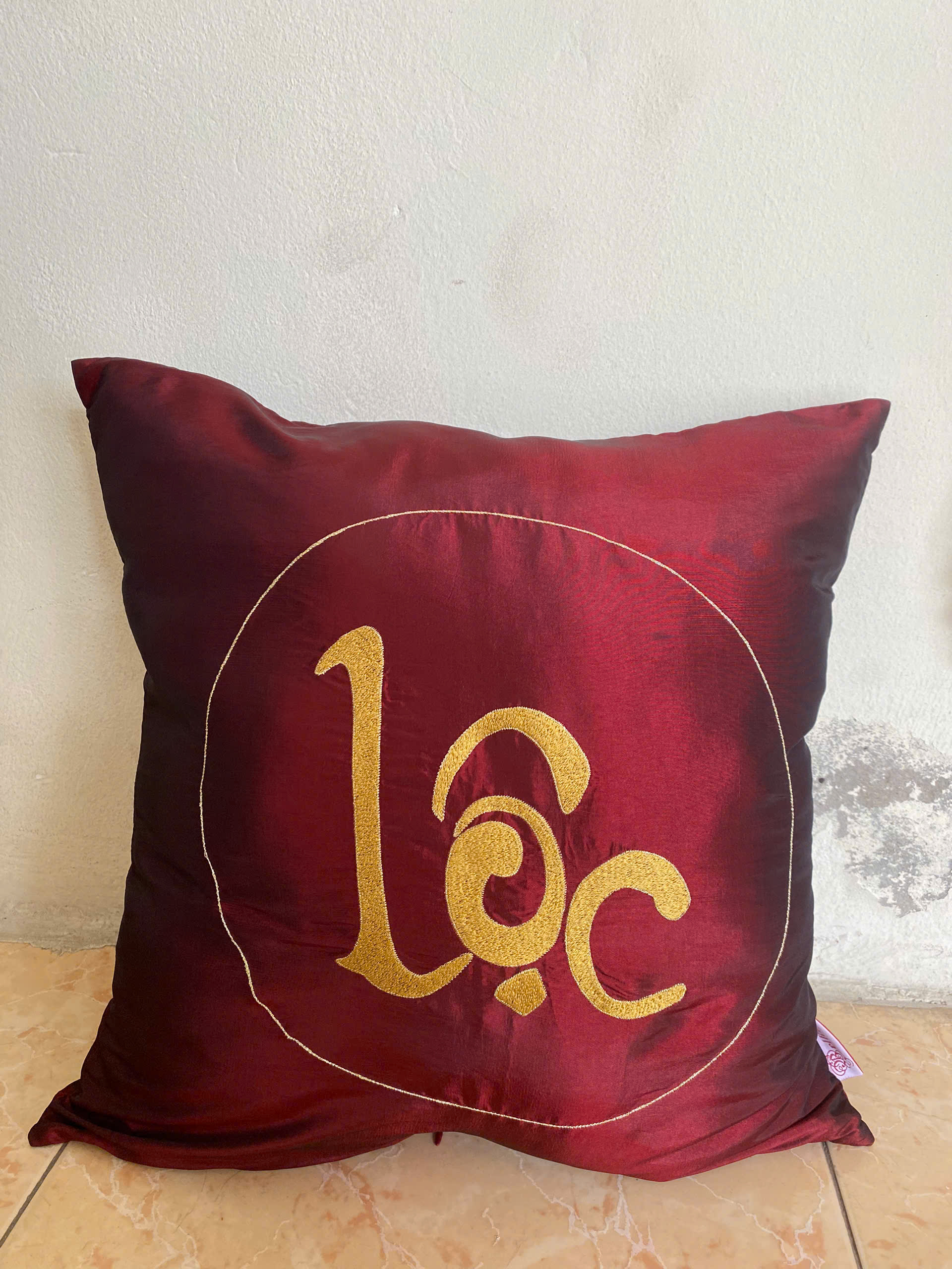 Gối sofa thêu chữ Lộc - đỏ mận